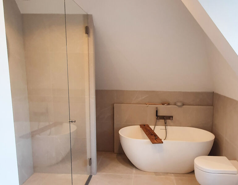 Badkamer volledig gerenoveerd door Aannemer Rotterdam