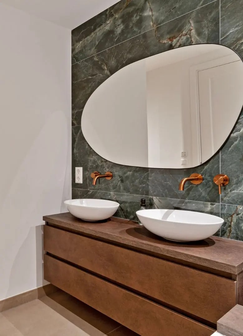 Spiegel en wasbak gerenoveerd door Aannemer Rotterdam