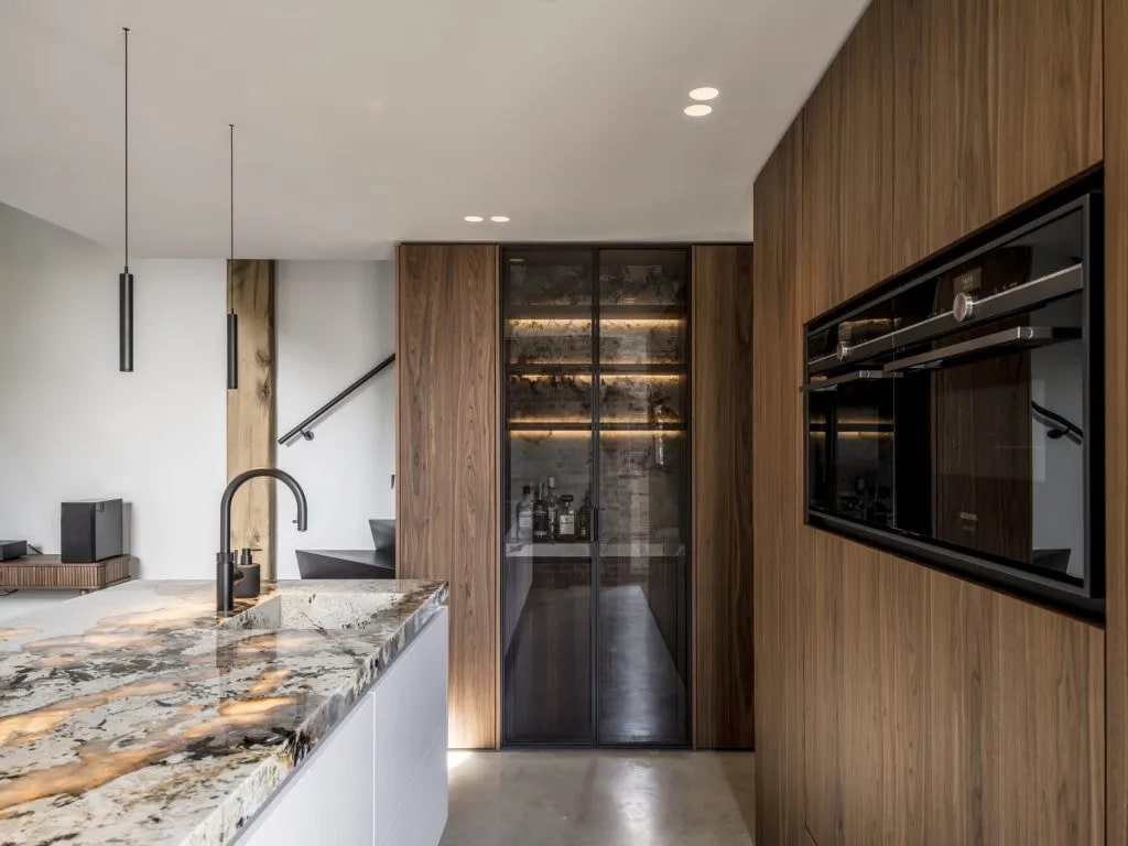 Keuken inclusief keukenblad verbouwd door Aannemer Rotterdam